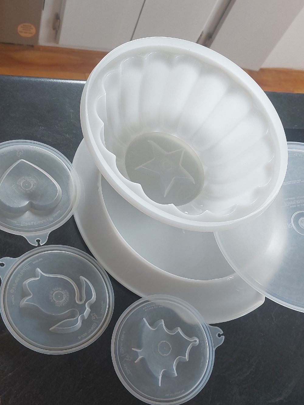 💜5/$25💜 Tupperware Vintage Jello Mold With 4 Bottoms And Lid